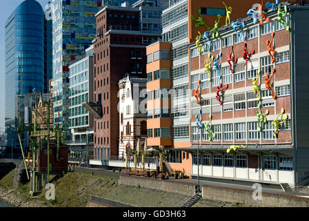 Variato colorata architettura con l'installazione di Flossies da Rosalie in primo piano, Medienhafen media Harbour Foto Stock