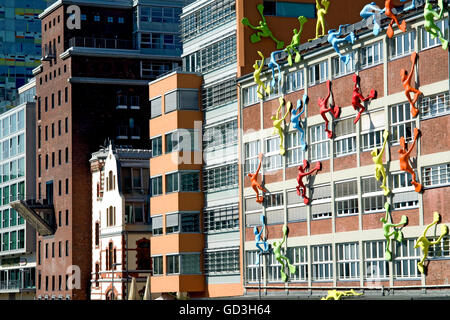 Variato colorata architettura con l'installazione di Flossies da Rosalie in primo piano, Medienhafen media Harbour Foto Stock