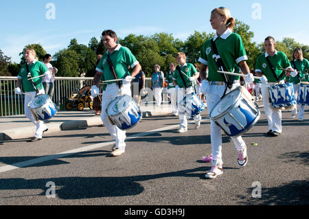 I percussionisti in una marching band, processione di Lindau il Festival dei Bambini, folk festival, Lindau, Lago di Costanza, Bavaria Foto Stock