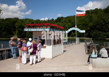 Pier sul lago Dieksee, 5-lago di viaggio, Bad Malente-Gremsmuehlen, Naturpark Holsteinische Schweiz nature park, Schleswig-Holstein Foto Stock