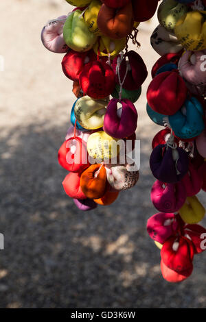 Insolito ema (Targa di legno per le preghiere e auguri) in forma di colorati e squishy palline fatte di tela in un tempio di Kyoto. Foto Stock