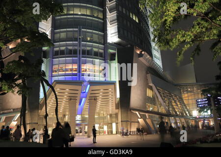 La gente visita Roppongi Hills a Tokyo Giappone Foto Stock