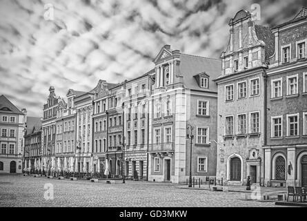 Foto in bianco e nero di Piazza del Mercato Vecchio a Poznan, in Polonia. Foto Stock