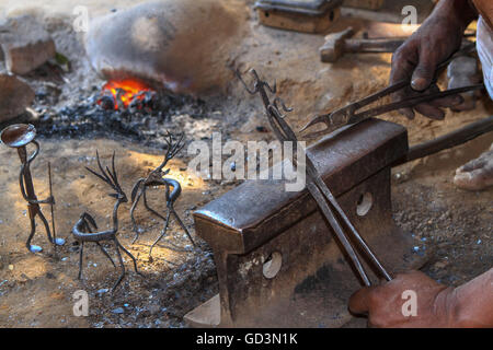 Lo stampaggio di ferro battuto, Bastar, Chhattisgarh, India, Asia Foto Stock