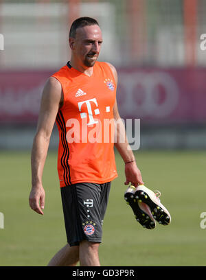 Monaco di Baviera, Germania. 11 Luglio, 2016. FC Bayern Monaco Franck Ribery passeggiate con le sue scarpe oltre il passo in corrispondenza della prima formazione sessiob a Monaco di Baviera, Germania, 11 luglio 2016. Foto: ANDREAS GEBERT/dpa/Alamy Live News Foto Stock