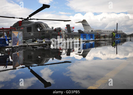 Farnborough International Airshow 2016 fu colpita dalle piogge torrenziali, showground di acqua è stato registrato e alcuni anche inserito il sale del commercio. Alla fine dell'intero visualizza giorno è stato annullato con tutti i visitatori invitati a lasciare Foto Stock