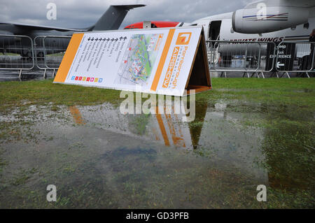 Farnborough International Airshow 2016 fu colpita dalle piogge torrenziali, showground di acqua è stato registrato e alcuni anche inserito il sale del commercio. Alla fine dell'intero visualizza giorno è stato annullato con tutti i visitatori invitati a lasciare Foto Stock