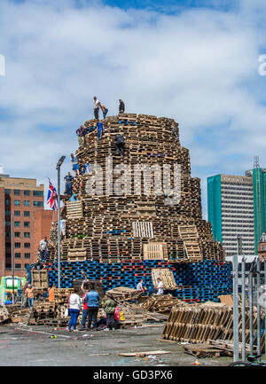 Belfast, Regno Unito. 11 Luglio, 2016. Lealisti falò in fila di sabbia area sud di Belfast. Credito: Fotografia DMc/Alamy Live News Foto Stock