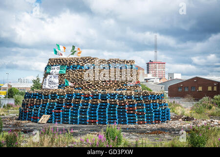 Belfast, Regno Unito. 11 Luglio, 2016. Lealisti falò in Shankill Road zona di Belfast nord. Credito: Fotografia DMc/Alamy Live News Foto Stock