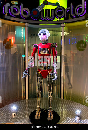 Pittsburgh, Pennsylvania, USA. 11 Luglio, 2016. Un robot che accoglie i visitatori a Roboworld e il Robot Hall of Fame presso la Carnegie Science Center. Il Robot Hall of Fame è una replica omaggio al robot fictional da film e tv che ha contribuito alla fantasia di coloro che vorrebbero andare in su per creare robot reale. © Brian Cahn/ZUMA filo/Alamy Live News Foto Stock