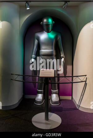 Pittsburgh, Pennsylvania, USA. 11 Luglio, 2016. Gort è uno dei sette robot sul display in robot Hall of Fame presso la Carnegie Science Center. Introdotto nel classico 1951 fillm ''Il giorno che la Terra si fermò'' Gort è venuto sulla terra come il robot bodyguard della misteriosa astronauta, Klaatu. Il film è stato rilasciato nel bel mezzo della guerra fredda e Gort incarna la minaccia dell'ignoto. Il Robot Hall of Fame è una replica omaggio al robot fictional da film e tv che ha contribuito alla fantasia di coloro che vorrebbero andare in su per creare robot reale.(Immagine di credito: © Brian Cahn via ZUMA Foto Stock