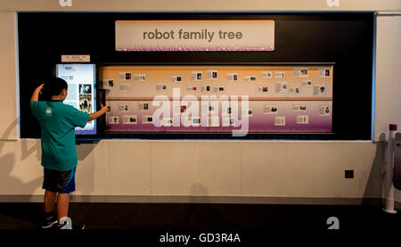 Pittsburgh, Pennsylvania, USA. 11 Luglio, 2016. Un giovane uomo esamina un display a Roboworld e il Robot Hall of Fame presso la Carnegie Science Center. Il Robot Hall of Fame è una replica omaggio al robot fictional da film e tv che ha contribuito alla fantasia di coloro che vorrebbero andare in su per creare robot reale. © Brian Cahn/ZUMA filo/Alamy Live News Foto Stock