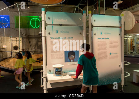 Pittsburgh, Pennsylvania, USA. 11 Luglio, 2016. Un giovane uomo interagisce con un display a Roboworld e il Robot Hall of Fame presso la Carnegie Science Center. Il Robot Hall of Fame è una replica omaggio al robot fictional da film e tv che ha contribuito alla fantasia di coloro che vorrebbero andare in su per creare robot reale. © Brian Cahn/ZUMA filo/Alamy Live News Foto Stock