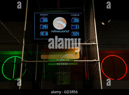 Pittsburgh, Pennsylvania, USA. 11 Luglio, 2016. Una palla da basket scoreboard mostra i risultati di un gioco tra un robot e un essere umano a Roboworld e il Robot Hall of Fame presso la Carnegie Science Center. Il Robot Hall of Fame è una replica omaggio al robot fictional da film e tv che ha contribuito alla fantasia di coloro che vorrebbero andare in su per creare robot reale. © Brian Cahn/ZUMA filo/Alamy Live News Foto Stock