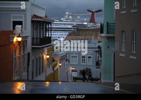 4 novembre 2014 - San Juan, Puerto Rico - una nave da crociera è visibile a livello di sfondo tra edifici durante un giorno di pioggia nella vecchia San Juan, Puerto Rico, martedì, nov. 4, 2014. (Credito Immagine: © Ricardo Arduengo/via filo di ZUMA ZUMA via filo) Foto Stock