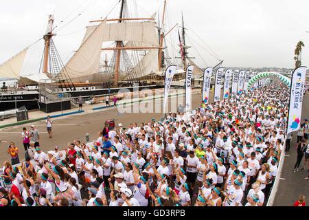 San Diego, CA, USA. 10 Luglio, 2016. Il Colour Run MLB All-Star 5K fatturati come il più felice mai eseguito.Oltre 10.000 girato fuori per eseguire il 5k lungo il San Diego del pittoresco lungomare. I corridori avrebbero eseguito attraverso le stazioni colore in cui dovevano essere cosparsi di colore costituito da amido di mais e il colorante. Alla fine essi si riuniscono tutti per uno spettacolo gratuito e molte foto ops.Questo è solo un caso che conduce fino a martedì la MLB All Star Game che si terrà a San Diego. © Daren Fentiman/ZUMA filo/Alamy Live News Foto Stock