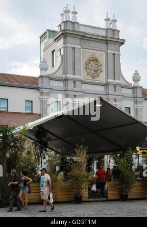 Madrid, Spagna, 11 luglio 2016. Un giorno di estate in vista Conde Duque Centro, Madrid, Spagna. Enrique Davó/Alamy Live News. Foto Stock