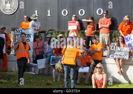 Los Angeles, California, USA. 10 luglio, 2016. manifestanti radunati fuori l'edificio federale a los angeles chiamando per l'incriminazione di Hillary Clinton per quanto riguarda il suo uso della posta elettronica mentre serve come segretario di Stato degli Stati Uniti. L'Fbi decisione di non premere accuse contro di lei è stato annunciato questa settimana passata. La protesta è stata organizzata da un gruppo indipendente denominato legal la giustizia e l uguaglianza per tutti ed è parte di un impegno a livello nazionale nelle città attraverso gli stati uniti. @ Sheri determan / alamy live news Foto Stock