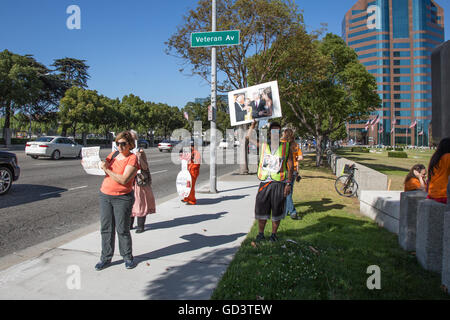 Los Angeles, California, USA. 10 luglio, 2016. manifestanti radunati fuori l'edificio federale a los angeles chiamando per l'incriminazione di Hillary Clinton per quanto riguarda il suo uso della posta elettronica mentre serve come segretario di Stato degli Stati Uniti. L'Fbi decisione di non premere accuse contro di lei è stato annunciato questa settimana passata. La protesta è stata organizzata da un gruppo indipendente denominato legal la giustizia e l uguaglianza per tutti ed è parte di un impegno a livello nazionale nelle città attraverso gli stati uniti. @ Sheri determan / alamy live news Foto Stock