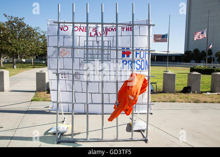 Los Angeles, California, USA. 10 luglio, 2016. un grande cartello con barre di prigione è stata impostata al di fuori della costruzione federale di los angeles per protesta contro la decisione di FBI non premere le accuse nei confronti di Hillary Clinton nel suo uso della posta elettronica durante il suo tempo come segretario di Stato degli Stati Uniti. © sheri determan/ alamy live news Foto Stock