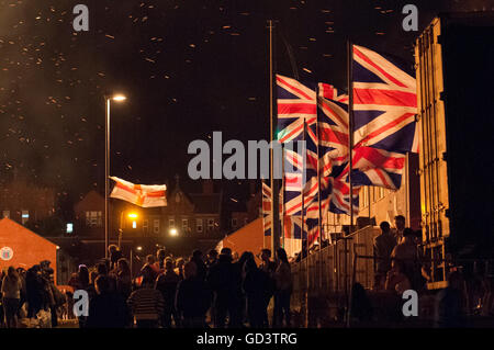 Belfast, Irlanda del Nord. 11 lug 2016 - scintille calde vengono diffusi dai venti verso una fila di case a schiera (due dei quali sono stati successivamente distrutti), come il tradizionale 'undicesima notte dei falò in basso Shankill Station Wagon prende in mano. Credito: Stephen Barnes/Alamy Live News Foto Stock