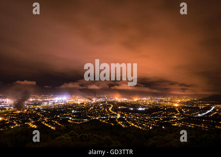 Belfast, Irlanda del Nord, Regno Unito. 11 Luglio, 2016. Ampio angolo di fotografia della undicesima notte falò in aree lealisti attraverso Belfast come parte del luglio xii celebrazioni. Credito: Fotografia DMc/Alamy Live News Foto Stock