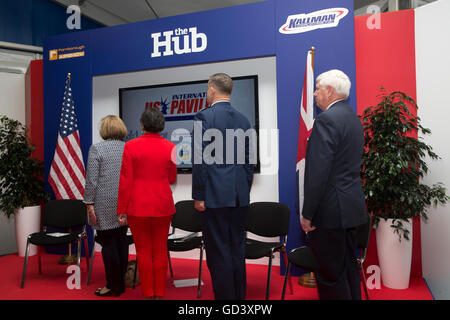 Farnborough, Regno Unito. 11 Luglio, 2016. Farnborough International Airshow 2016 Apre ufficialmente per aviazione commerciale. Elizabeth Dibble, U.S. Chargé d'affaires, U.S. Ambasciata, Londra; U.S. Segretario di Stato per il commercio Penny Pritzker; General Frank Gorenc, USAF, Comandante delle Forze aeree in Europa e Africa;Presidente e CEO, Aerospace Industries Association, David Melcher sorgeva l attenzione per l'Americano inno nazionale e di fronte la bandiera. Credito: Keith Larby/Alamy Live News Foto Stock