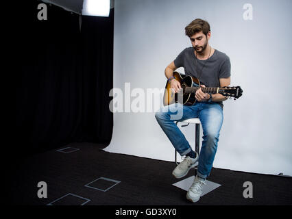 Berlino, Germania. 8 Luglio, 2016. Il cantante Alvaro Soler a suonare la chitarra a Berlino, Germania, 8 luglio 2016. Il German-Spanish attore è già una stella in Italia e ora vuole iniziare in Germania. Foto: Alexander HEINL/DPA/Alamy Live News Foto Stock