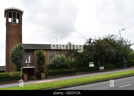 Manchester REGNO UNITO 12 luglio 2016 Santa Bernadette RC della Chiesa nel sud di Manchester il Princess Road alla fine della M56 è una delle 40 chiese proposto per la chiusura di John Arnold, il Vescovo della diocesi Cattolica Romana di Salford. La caduta di numeri di chiesa e la mancanza di sacerdoti diocesani sono stati i fattori principali in proposte di ristrutturazione della diocesi, che si estende dal fiume Mersey nel sud a nord Lancashire. Credito: Giovanni friggitrice/Alamy Live News Foto Stock