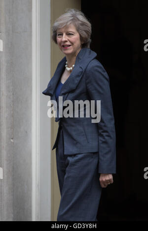 Londra, Regno Unito. 12 Luglio, 2016. Home Secretary Theresa Maggio arriva a David Cameron finale della riunione di gabinetto come si prepara ad assumere come il nuovo Primo Ministro britannico. Credito: Paolo Davey/Alamy Live News Foto Stock