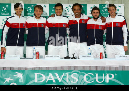 Trinec, Repubblica Ceca. 12 Luglio, 2016. I giocatori di tennis, da sinistra, Piere-Hugues Herbert, Lucas Pouille, Jo-Wilfried Tsonga, non gioca il capitano Yannick Noah, Gilles Simon e Nicolase Mahut, membri del francese Davis Cup team, partecipare a una conferenza stampa il martedì, luglio 12, 2016 in Trinec, Repubblica Ceca, prima della Coppa Davis quarterfinal match Repubblica Ceca vs Francia. © Petr Sznapka/CTK foto/Alamy Live News Foto Stock