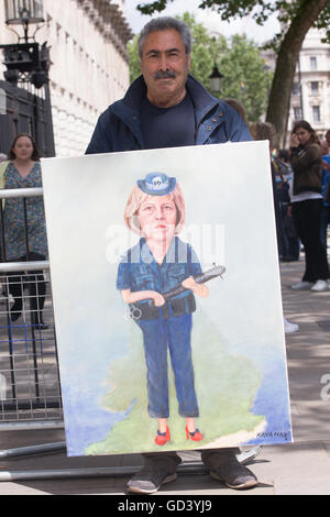 Londra, UK 12 luglio 2016, il signor Kaya Mar visualizza la sua pittura del futuro primo ministro Rt Hon Theresa Maggio MP Credito: Chris Yates/ Alamy Live News Foto Stock