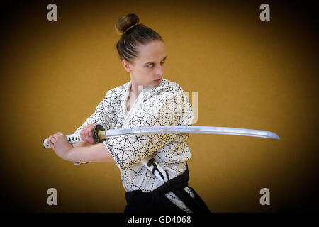 Berlino, Germania. 06 Luglio, 2016. Vivien Weiselowski dimostra l'uso della lunga giapponese (spada katana). Lo studente insegnante da pratiche di Berlino l'arte del giapponese Kenjutsu swordsmanship per tre anni. | In tutto il mondo di utilizzo © dpa/Alamy Live News Foto Stock