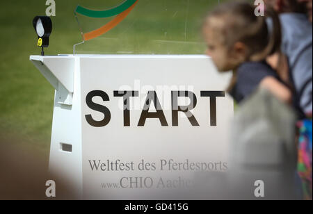 Aachen, Germania. 12 Luglio, 2016. 'Start' può essere letta su un segno durante il salto di apertura del torneo equestre chio di Aachen, Germania, 12 luglio 2016. Foto: FRISO GENTSCH/dpa/Alamy Live News Foto Stock