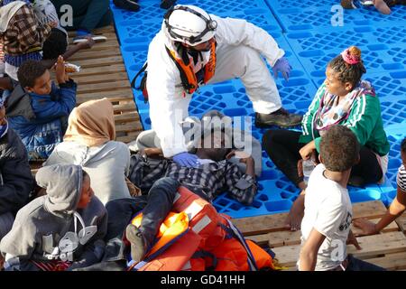 Mediterraneo, 17 miglia dalla costa della Libia, 12 luglio, 2016. Un gruppo umanitario recuperato i corpi di quattro migranti e salvato circa 400 superstiti il martedì da un sovraffollamento barca di legno nel Mediterraneo en route in Italia dalla Libia. I morti soffocati sotto il ponte, detta base a Malta Offshore migranti stazione di aiuto, le cui navi di salvataggio effettuato l'operazione. Credito: Adam Alexander/Alamy Live News Foto Stock