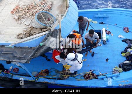 Mediterraneo, 17 miglia dalla costa della Libia, 12 luglio, 2016. Un gruppo umanitario recuperato i corpi di quattro migranti e salvato circa 400 superstiti il martedì da un sovraffollamento barca di legno nel Mediterraneo en route in Italia dalla Libia. I morti soffocati sotto il ponte, detta base a Malta Offshore migranti stazione di aiuto, le cui navi di salvataggio effettuato l'operazione. Credito: Adam Alexander/Alamy Live News Foto Stock