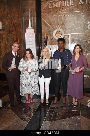 New York, NY, STATI UNITI D'AMERICA. 12 Luglio, 2016. Paul Feig, Melissa McCarthy, Kate McKinnon, Leslie Jones, Kristen Wiig ad una apparizione pubblica per GHOSTBUSTERS Cast visitare l'Empire State Building, Empire State Building di New York, NY Luglio 12, 2016. Credito: Derek Storm/Everett raccolta/Alamy Live News Foto Stock