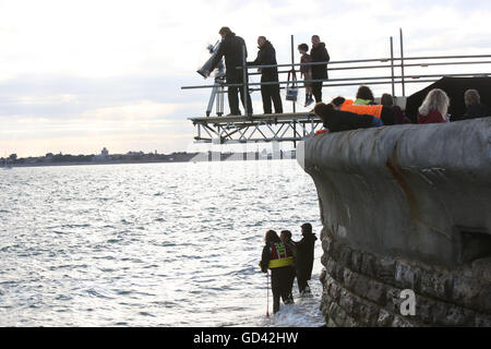 Portsmouth, Hampshire, Regno Unito. 12 luglio 2016. Stelle della schermata di argento sono stati avvistati in Southsea oggi. La stella di Hollywood e autore, Joan Collins e Pauline Collins di Shirley Valentine fama, si trovavano nella zona riprese per 'Il tempo della loro vita', un Thelma e Louise style storia di due donne che trovano amicizia attraverso un viaggio indimenticabile. Hanno trascorso la maggior parte della giornata di riprese nel Queen's Hotel sala da ballo che era fuori di limiti per gli ospiti per tutta la durata. Credito: uknip/Alamy Live News Foto Stock