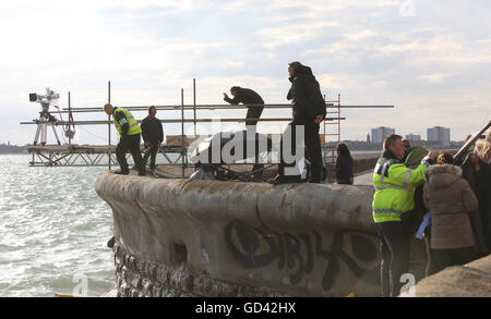 Portsmouth, Hampshire, Regno Unito. 12 luglio 2016. Stelle della schermata di argento sono stati avvistati in Southsea oggi. La stella di Hollywood e autore, Joan Collins e Pauline Collins di Shirley Valentine fama, si trovavano nella zona riprese per 'Il tempo della loro vita', un Thelma e Louise style storia di due donne che trovano amicizia attraverso un viaggio indimenticabile. Hanno trascorso la maggior parte della giornata di riprese nel Queen's Hotel sala da ballo che era fuori di limiti per gli ospiti per tutta la durata. Credito: uknip/Alamy Live News Foto Stock
