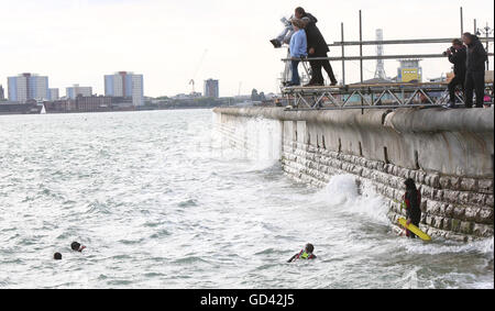 Portsmouth, Hampshire, Regno Unito. 12 luglio 2016. Stelle della schermata di argento sono stati avvistati in Southsea oggi. La stella di Hollywood e autore, Joan Collins e Pauline Collins di Shirley Valentine fama, si trovavano nella zona riprese per 'Il tempo della loro vita', un Thelma e Louise style storia di due donne che trovano amicizia attraverso un viaggio indimenticabile. Hanno trascorso la maggior parte della giornata di riprese nel Queen's Hotel sala da ballo che era fuori di limiti per gli ospiti per tutta la durata. Credito: uknip/Alamy Live News Foto Stock