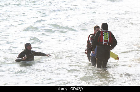 Portsmouth, Hampshire, Regno Unito. 12 luglio 2016. Stelle della schermata di argento sono stati avvistati in Southsea oggi. La stella di Hollywood e autore, Joan Collins e Pauline Collins di Shirley Valentine fama, si trovavano nella zona riprese per 'Il tempo della loro vita', un Thelma e Louise style storia di due donne che trovano amicizia attraverso un viaggio indimenticabile. Hanno trascorso la maggior parte della giornata di riprese nel Queen's Hotel sala da ballo che era fuori di limiti per gli ospiti per tutta la durata. Credito: uknip/Alamy Live News Foto Stock