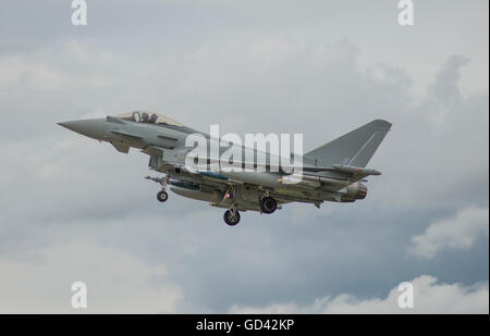 Farnborough Hampshire, Regno Unito. 12 luglio 2016. Eurofighter Typhoon sbarco. Il giorno 2 del Farnborough International Airshow di commercio e dimostrazioni di volo di velivoli commerciali e militari procedere in tempo nuvoloso. Credito: aviationimages/Alamy Live News. Foto Stock