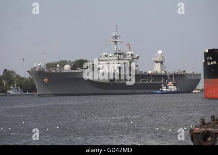 Gdynia, Polonia 12th, Luglio 2016 US Navy Ship USS Mount Whitney (LCC-20), un Blue Ridge classe nave di comando, visite al porto di Gdynia per una porta di routine visita. La nave con i suoi 300 membri di equipaggio ha preso parte al militare internazionale di esercizio Ð BALTOPS16 nel Mar Baltico come una nave di comando. Durante la visita a Gdynia gli equipaggi che prenderanno parte a una serie di eventi della comunità e verrà riprodotto in una partita di calcio con i rappresentanti della Marina Polacca. Foto Stock