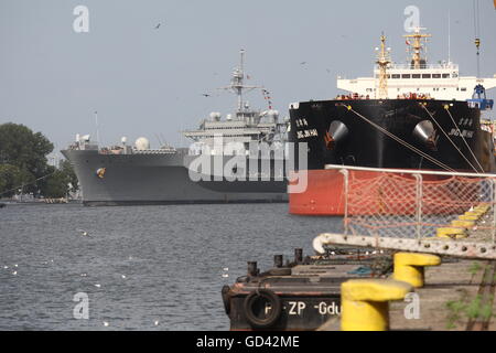 Gdynia, Polonia 12th, Luglio 2016 US Navy Ship USS Mount Whitney (LCC-20), un Blue Ridge classe nave di comando, visite al porto di Gdynia per una porta di routine visita. La nave con i suoi 300 membri di equipaggio ha preso parte al militare internazionale di esercizio Ð BALTOPS16 nel Mar Baltico come una nave di comando. Durante la visita a Gdynia gli equipaggi che prenderanno parte a una serie di eventi della comunità e verrà riprodotto in una partita di calcio con i rappresentanti della Marina Polacca. Foto Stock