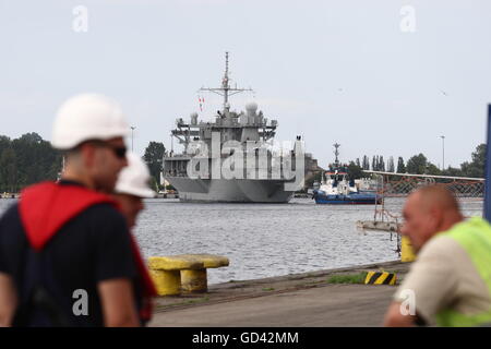 Gdynia, Polonia 12th, Luglio 2016 US Navy Ship USS Mount Whitney (LCC-20), un Blue Ridge classe nave di comando, visite al porto di Gdynia per una porta di routine visita. La nave con i suoi 300 membri di equipaggio ha preso parte al militare internazionale di esercizio Ð BALTOPS16 nel Mar Baltico come una nave di comando. Durante la visita a Gdynia gli equipaggi che prenderanno parte a una serie di eventi della comunità e verrà riprodotto in una partita di calcio con i rappresentanti della Marina Polacca. Foto Stock