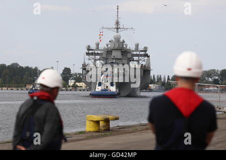 Gdynia, Polonia 12th, Luglio 2016 US Navy Ship USS Mount Whitney (LCC-20), un Blue Ridge classe nave di comando, visite al porto di Gdynia per una porta di routine visita. La nave con i suoi 300 membri di equipaggio ha preso parte al militare internazionale di esercizio Ð BALTOPS16 nel Mar Baltico come una nave di comando. Durante la visita a Gdynia gli equipaggi che prenderanno parte a una serie di eventi della comunità e verrà riprodotto in una partita di calcio con i rappresentanti della Marina Polacca. Foto Stock