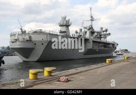 Gdynia, Polonia 12th, Luglio 2016 US Navy Ship USS Mount Whitney (LCC-20), un Blue Ridge classe nave di comando, visite al porto di Gdynia per una porta di routine visita. La nave con i suoi 300 membri di equipaggio ha preso parte al militare internazionale di esercizio Ð BALTOPS16 nel Mar Baltico come una nave di comando. Durante la visita a Gdynia gli equipaggi che prenderanno parte a una serie di eventi della comunità e verrà riprodotto in una partita di calcio con i rappresentanti della Marina Polacca. Foto Stock