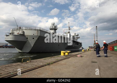 Gdynia, Polonia 12th, Luglio 2016 US Navy Ship USS Mount Whitney (LCC-20), un Blue Ridge classe nave di comando, visite al porto di Gdynia per una porta di routine visita. La nave con i suoi 300 membri di equipaggio ha preso parte al militare internazionale di esercizio Ð BALTOPS16 nel Mar Baltico come una nave di comando. Durante la visita a Gdynia gli equipaggi che prenderanno parte a una serie di eventi della comunità e verrà riprodotto in una partita di calcio con i rappresentanti della Marina Polacca. Foto Stock