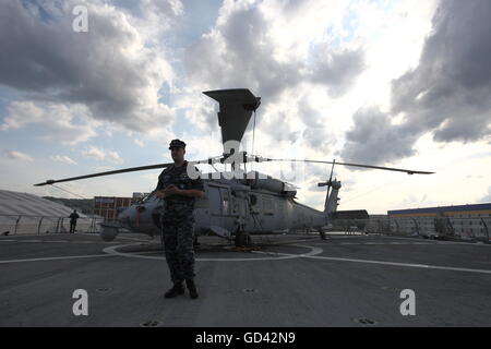 Gdynia, Polonia 12th, Luglio 2016 US Navy Ship USS Mount Whitney (LCC-20), un Blue Ridge classe nave di comando, visite al porto di Gdynia per una porta di routine visita. La nave con i suoi 300 membri di equipaggio ha preso parte al militare internazionale di esercizio Ð BALTOPS16 nel Mar Baltico come una nave di comando. Durante la visita a Gdynia gli equipaggi che prenderanno parte a una serie di eventi della comunità e verrà riprodotto in una partita di calcio con i rappresentanti della Marina Polacca. Foto Stock