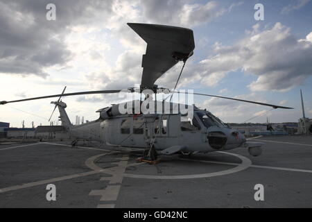 Gdynia, Polonia 12th, Luglio 2016 US Navy Ship USS Mount Whitney (LCC-20), un Blue Ridge classe nave di comando, visite al porto di Gdynia per una porta di routine visita. La nave con i suoi 300 membri di equipaggio ha preso parte al militare internazionale di esercizio Ð BALTOPS16 nel Mar Baltico come una nave di comando. Durante la visita a Gdynia gli equipaggi che prenderanno parte a una serie di eventi della comunità e verrà riprodotto in una partita di calcio con i rappresentanti della Marina Polacca. Foto Stock